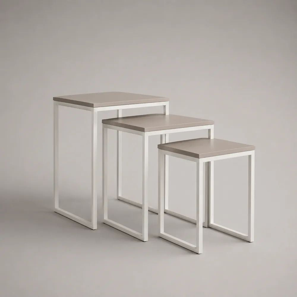 Set di 3 tavolini rettangolari a incastro in MDF e acciaio, tortora e bianco, 45 × 30 × 60 cm, 40 × 30 × 50 cm e 35 × 30 × 40 cm