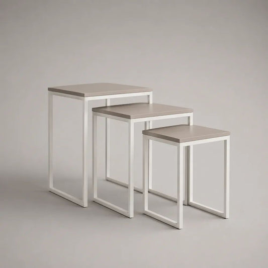 Set di 3 tavolini rettangolari a incastro in MDF e acciaio, tortora e bianco, 45 × 30 × 60 cm, 40 × 30 × 50 cm e 35 × 30 × 40 cm